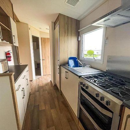 Superb 6 Berth Caravan At St Osyth Beach, Near Clacton-On-Sea Ref 28008Mc Exterior foto
