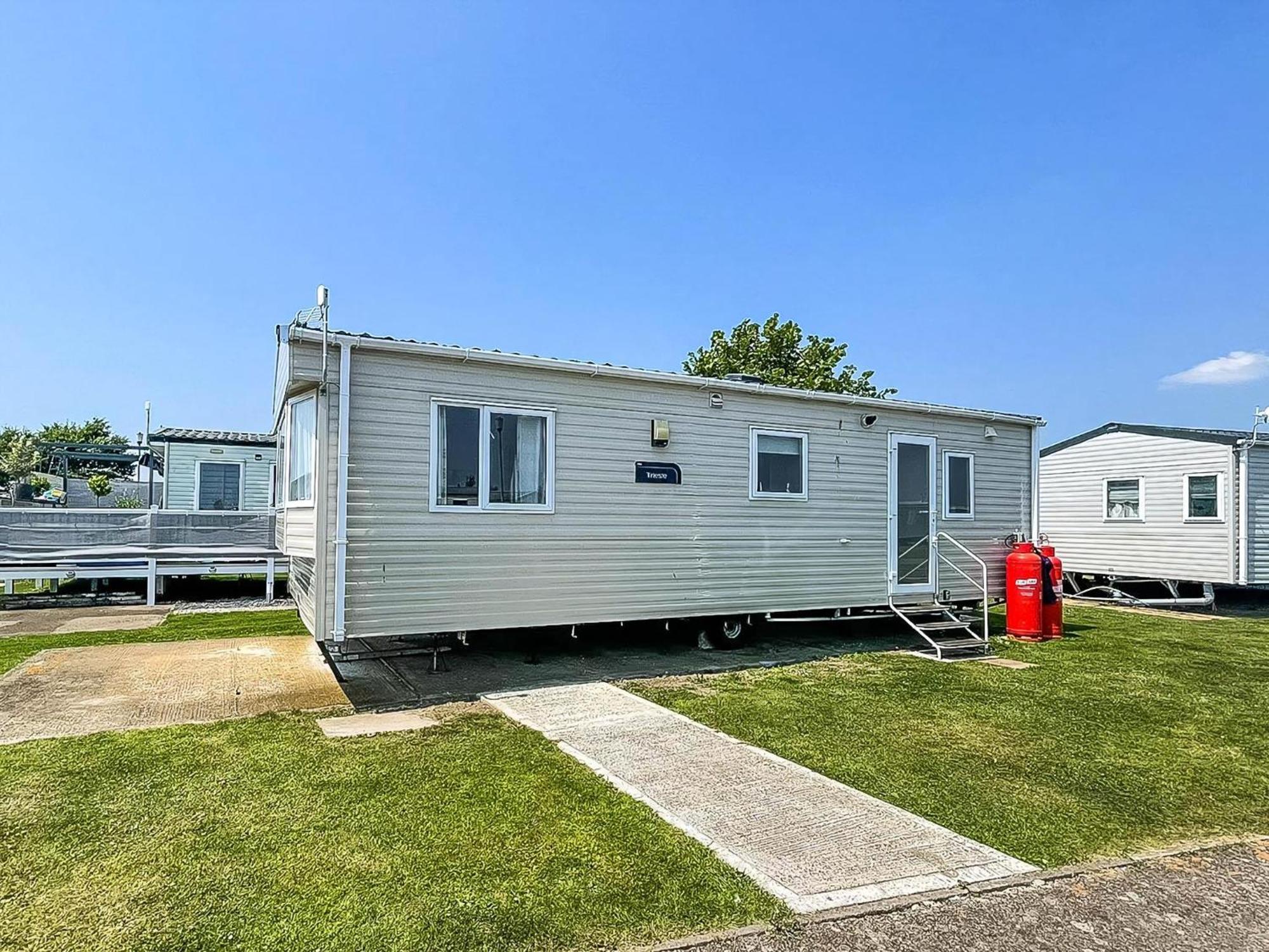 Superb 6 Berth Caravan At St Osyth Beach, Near Clacton-On-Sea Ref 28008Mc Exterior foto