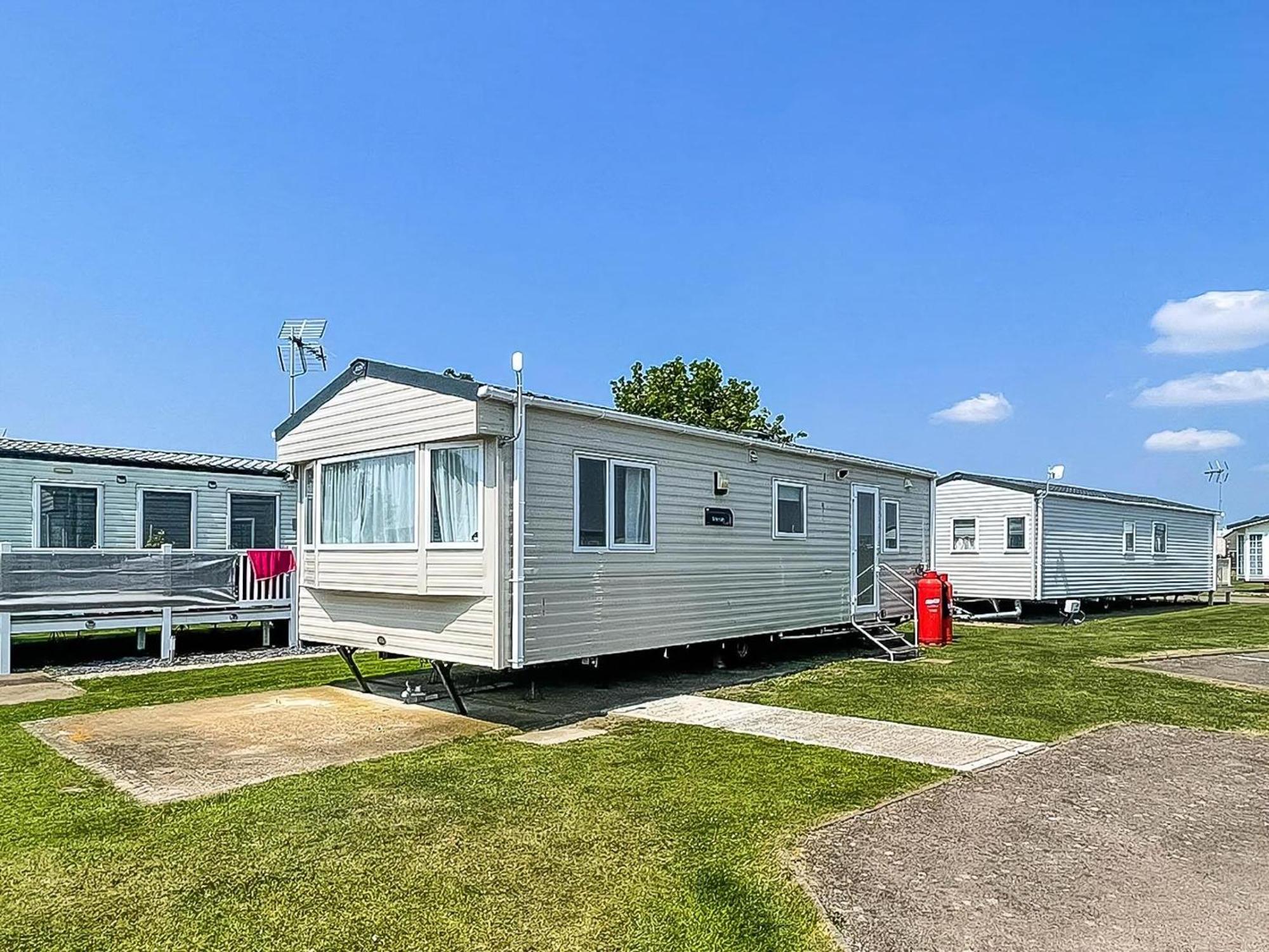 Superb 6 Berth Caravan At St Osyth Beach, Near Clacton-On-Sea Ref 28008Mc Exterior foto